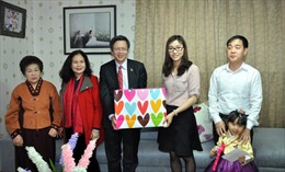 Đại sứ Việt Nam tại Hàn Quốc thăm và tặng quà cộng đồng người Việt